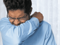 Aunque pueda parecer una acción menor, reprimir un estornudo puede tener consecuencias graves para la salud. CANVA