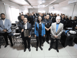 La presidenta municipal, Laura Imelda Pérez Segura, agradeció a los policías por capacitarse. ESPECIAL