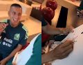 Con plumón en mano y entre risas, el "Piojo" replicó la firma de "Chicharito" Hernández. ESPECIAL.