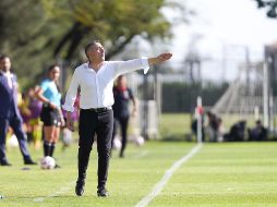 Antonio Contreras, estratega de las Chivas Femenil, destacó la labor de ambas delanteras. IMAGO7.