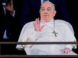 El líder de la Iglesia Católica recibió el alta y desde el balcón del hospital bendijo a miles de fieles. EFE