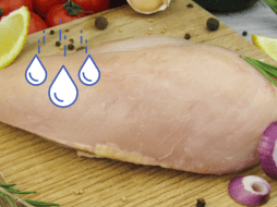 De acuerdo con la Agencia de Normas Alimentarias de Reino Unido (FSA por sus siglas en inglés), lavar el pollo aumenta el riesgo de propagación de la bacteria Campylobacter. ESPECIAL