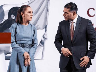 CLAUDIA SHEINBAUM y OMAR GARCÍA HARFUCH. Durante "La Mañanera del Pueblo", el funcionario precisó que dicho seguimiento continuará y apuntó que tienen en marcha "la solicitud de baja de muchas páginas más". SUN / D. S. Sánchez