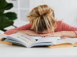 El hecho de procrastinar se ha vuelto cada vez más común entre las personas a causa de que tenemos más distracciones al alcance de nuestras manos. CANVA/ ESPECIAL