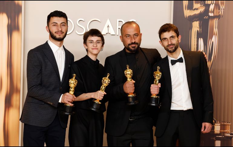 Hamdam Ballal (el segundo de derecha a izquierda) pasó una noche detenido luego de sufrir una paliza a manos de colonos de Israel en Susiya. EFE/C. BREHMAN AP/R. ROSE