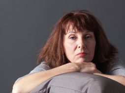 Es común que los síntomas de la menopausia sean percibidos únicamente como una molestia pasajera, sin la debida comprensión de su impacto a largo plazo en la calidad de vida de las mujeres. ESPECIAL / CANVA