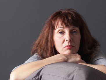 Es común que los síntomas de la menopausia sean percibidos únicamente como una molestia pasajera, sin la debida comprensión de su impacto a largo plazo en la calidad de vida de las mujeres. ESPECIAL / CANVA