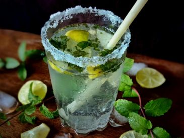 El ron se obtiene a partir de la fermentación y destilación del jugo de caña de azúcar. UNSPLASH / S. RANJAN