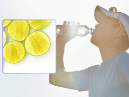 A pesar de su eficiencia, este suero no sustituye el consumo de agua, por ello es crucial no dejar de beberla. ESPECIAL