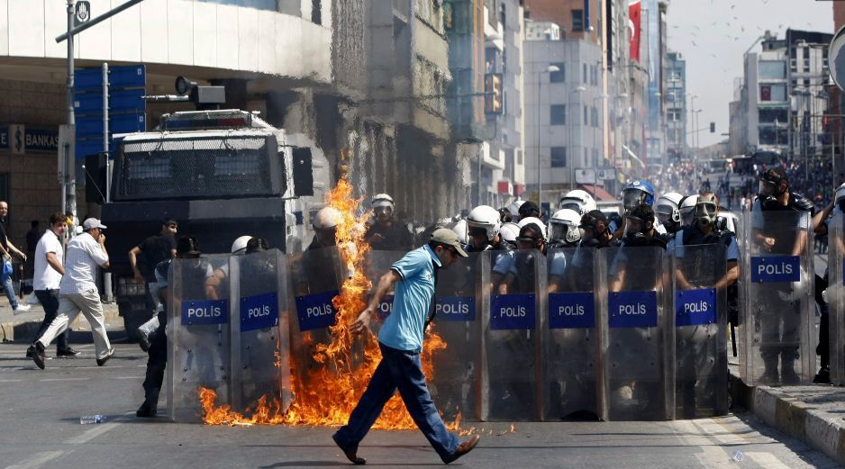 Protestas de gran tamaño en la capital de Turquía, Estambul, tras la detención por acusación de corrupción de su alcalde, opositor de Erdogan. ARCHIVO/EFE/Str.