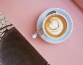 El café es conocido por su capacidad para estimular el sistema nervioso central debido a la cafeína. Unsplash.