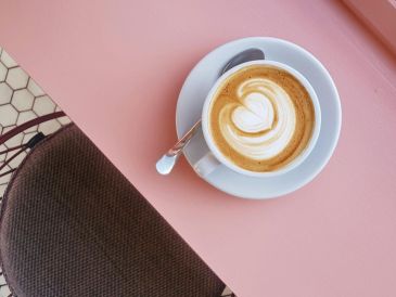 El café es conocido por su capacidad para estimular el sistema nervioso central debido a la cafeína. Unsplash.