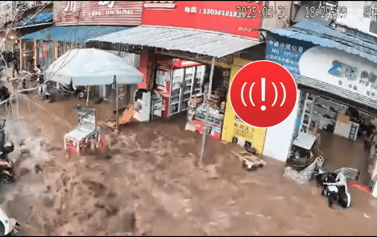 Una cámara de vigilancia ayudó a registrar el momento exacto de la explosión de esta tubería en Hubei, China. ESPECIAL