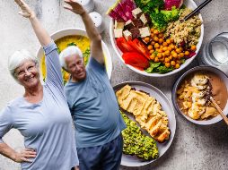 Seguir una dieta rica en vegetales, alimentos sanos de origen animal y pocos ultraprocesados, favorece el envejecimiento saludable. ESPECIAL / CANVA