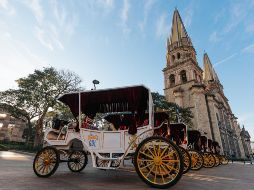 Este miércoles la alcaldesa de Guadalajara, Verónica Delgadillo, entregó 31 nuevas calandrias eléctricas al gremio tapatío, con las cuales, dijo, se mantendrá viva la tradición de los recorridos turísticos por el primer cuatro de la ciudad y sus espacios más emblemáticos. CORTESÍA