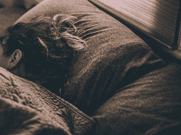 Si experimentas sueño constante a pesar de dormir las 8 horas recomendadas, pueden existir diversos factores que expliquen esta situación. Unsplash.