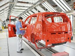 Un trabajador ensambla un vehículo en una planta automotriz en México. Los nuevos aranceles podrían afectar la integración productiva con Estados Unidos y Canadá. EL INFORMADOR/ Archivo