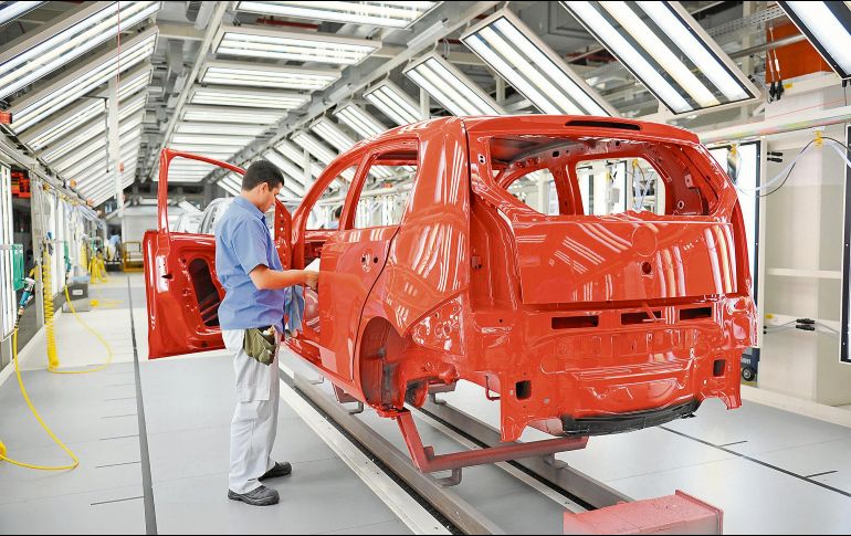 Un trabajador ensambla un vehículo en una planta automotriz en México. Los nuevos aranceles podrían afectar la integración productiva con Estados Unidos y Canadá. EL INFORMADOR/ Archivo