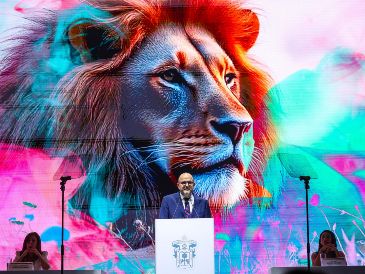 Visiblemente conmovido, Ricardo Villanueva se despidió ayer de la comunidad universitaria. Aseguró que no habría cambiado un solo día de su labor al frente de la casa de estudios. EL INFORMADOR/A. Navarro