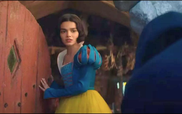 Aunque la versión de Disney es la más conocida, la historia original de Blancanieves es un recordatorio de que los cuentos de hadas no siempre fueron dulces y coloridos.  DISNEY