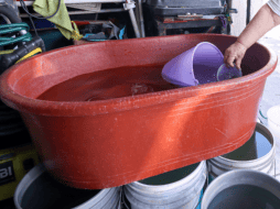 María Eugenia, vecina del lugar, explica que los habitantes deben instalar filtros con sus propios recursos para que el agua salga limpia. EL INFORMADOR/ARCHIVO