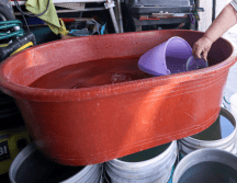 María Eugenia, vecina del lugar, explica que los habitantes deben instalar filtros con sus propios recursos para que el agua salga limpia. EL INFORMADOR/ARCHIVO