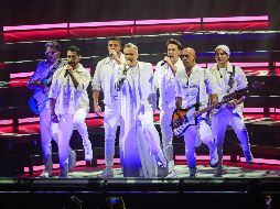 El cantante lució impecable con su look en color blanco, a juego con sus bailarines. EL INFORMADOR/ H. Figueroa