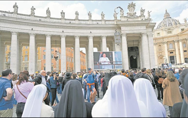 Poco antes de que lo dieran de alta, el Papa Francisco saludó a cientos de fieles que estaban afuera del Hospital Gemelli, donde recibió atención. AFP