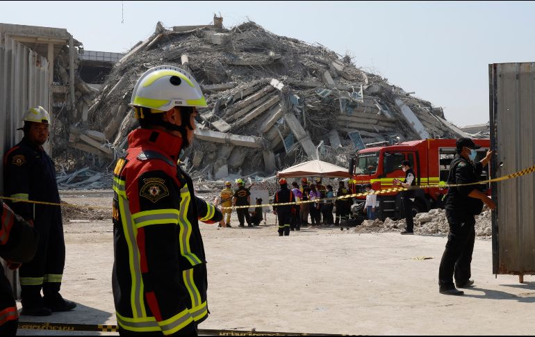 Rescatistas buscan supervivientes en las ruinas de un edificio colapsado por el terremoto en Bangkok, Tailandia. EFE/N. Sangnak