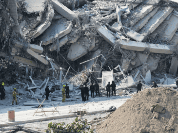 Un terremoto que causó más de 100 muertes y cientos de heridos y desaparecidos. AP / S. LALIT