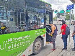 Ruta eléctrica C98-V2. Su derrotero va de la estación Periférico Norte del Tren Ligero hasta el Aeropuerto Internacional de Guadalajara, siendo una de las opciones más económicas para llegar a la terminal. EL INFORMADOR/Archivo