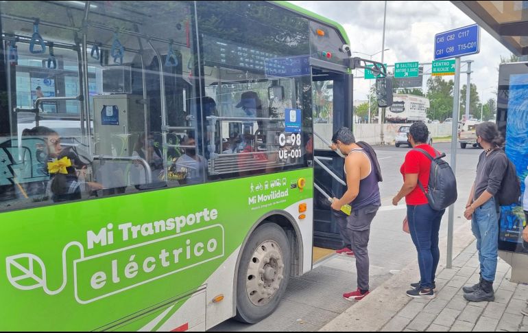 Ruta eléctrica C98-V2. Su derrotero va de la estación Periférico Norte del Tren Ligero hasta el Aeropuerto Internacional de Guadalajara, siendo una de las opciones más económicas para llegar a la terminal. EL INFORMADOR/Archivo