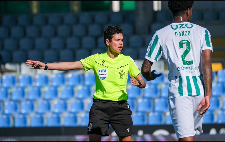 Originaria de Viseu, Campos es árbitra internacional desde 2018 y, desde hace aproximadamente un año y medio, forma parte de la categoría de élite de la UEFA. EFE / EPA / C. Barroso