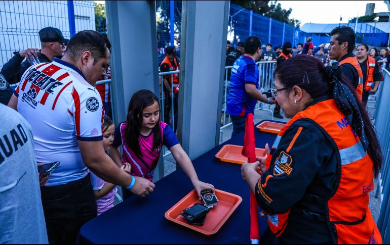 Los accesos para el duelo entre Chivas y Cruz Azul se convirtieron en un dolor de cabeza para los aficionados que se dieron cita en el Estadio Jalisco. EL INFORMADOR/ A. NAVARRO.