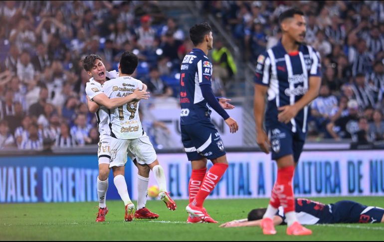 Ramiro Árciga y Gilberto Mora celebran el gol de la victoria. IMAGO7