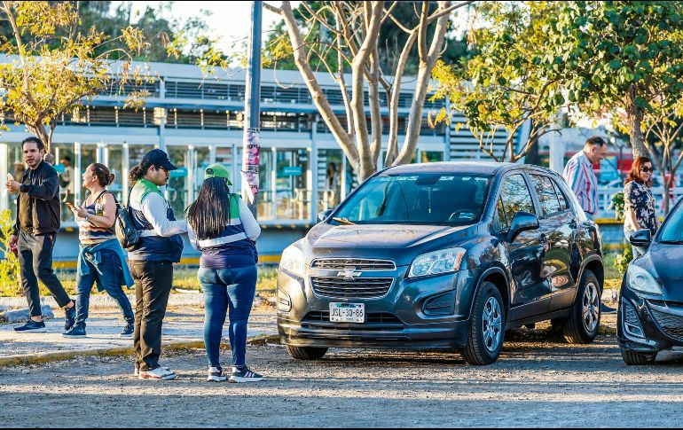 Por estar en línea amarilla o en lugares prohibidos, el Ayuntamiento infraccionó vehículos durante los eventos del fin de semana, en la zona del Estadio Jalisco y la Plaza de toros. EL INFORMADOR/ A. Navarro