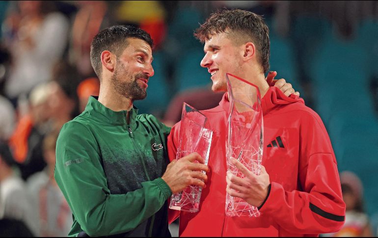 Novak Djokovic reconoció que Jakub Mensik fue mejor en la Final del Miami Open, la cual se retrasó por casi seis horas debido a la lluvia. AFP