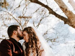 Los besos en la frente pueden demostrar una fuerte intimidad emocional. Se aleja de los actos sexuales y llega a comunicar algo mucho más profundo dentro de la relación. ESPECIAL / UNSPLASH / O. LOPEZ