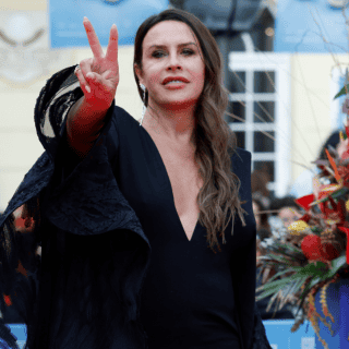 Karla Sofía Gascón celebra su cumpleaños con polémico mensaje