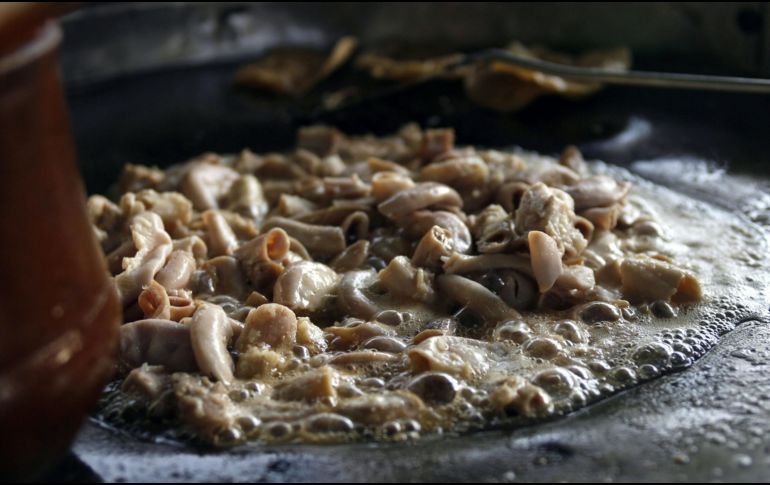 Los tacos de tripa, uno de los platillos más tradicionales de la comida mexicana, tienen una gran popularidad, tanto en las calles de las ciudades como en los hogares. EL INFORMADOR / ARCHIVO