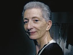 La ensayista, novelista y dramaturga francesa Hélène Cixous posa desde su casa. AFP