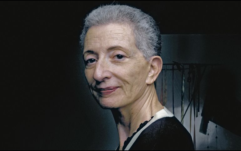 La ensayista, novelista y dramaturga francesa Hélène Cixous posa desde su casa. AFP