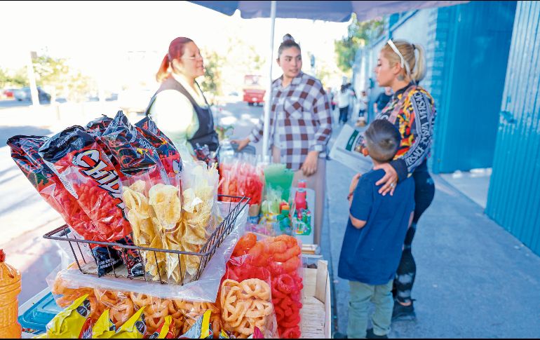 De poco sirve la estrategia para que los estudiantes consuman comida saludable si a la salida de sus escuelas se instalan puestos ambulantes en donde se venden frituras o comidas con grasa. EL INFORMADOR/H. Figueroa
