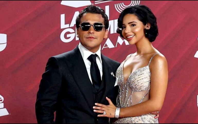 En la foto, Ángela escribió el número nueve, con motivo de los nueve meses de casados. EFE / ARCHIVO.