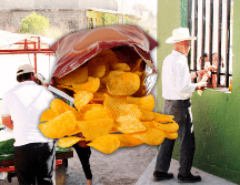 Aunque la estrategia se implementó en planteles escolares, la venta de comida chatarra continúa entre vendedores ambulantes. EL INFORMADOR / ARCHIVO