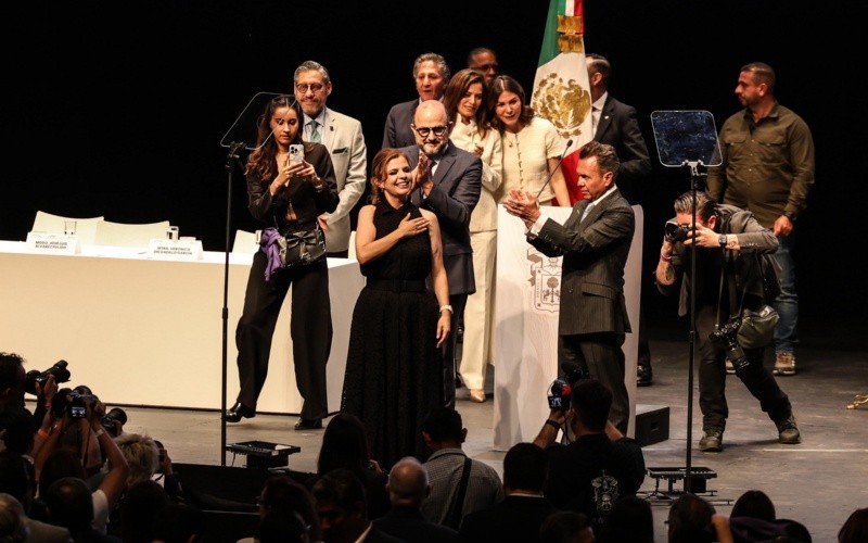 La rectora de la UdeG, Karla Planter, junto al gobernador de Jalisco, Pablo Lemus. EL INFORMADOR / A. Navarro