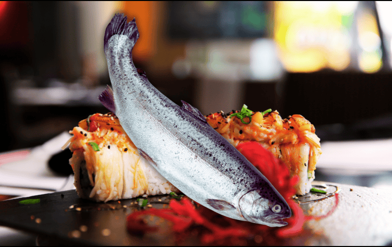 Uno de los platillos más comunes en que se agrega el salmón es el sushi. EL INFORMADOR / ARCHIVO