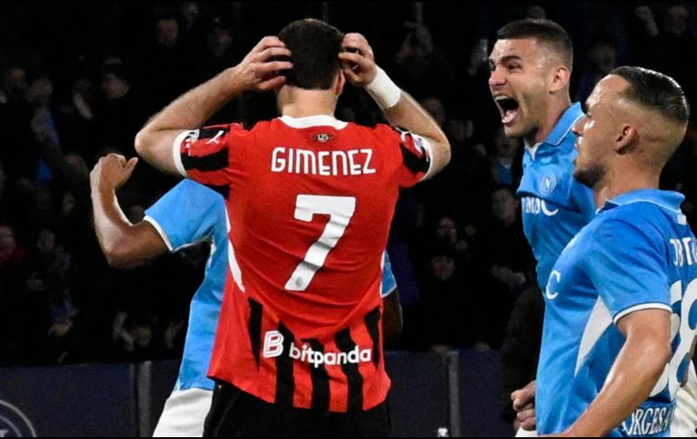 Santiago Giménez tras fallar el penal en el partido entre Milan y Napoli de la Serie A. EFE / ARCHIVO