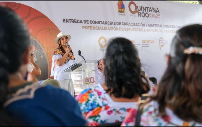 La gobernadora de Quintana Roo entrego equipamiento para la mejora de servicios turísticos. X / @MaraLezama