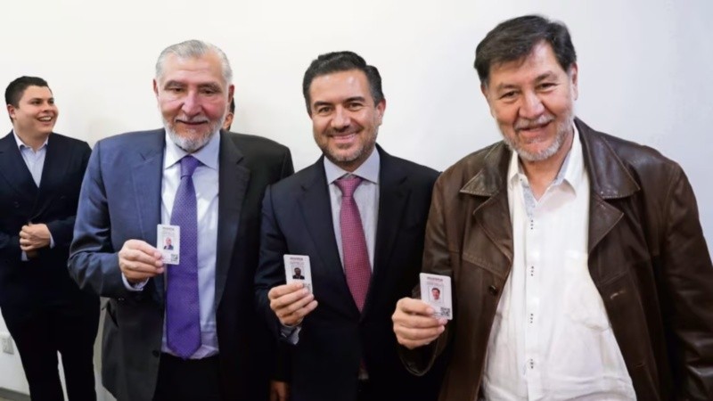 El pasado 19 de febrero, Adán Augusto López, presidente de la Junta de Coordinación Política del Senado, y Gerardo Fernández Noroña, titular de la Mesa Directiva, le entregaron a Miguel Ángel Yunes Márquez (centro) su credencial como integrante de Morena. SUN / ARCHIVO